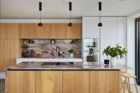 Clapham Quartzite & Timber Kitchen — a routed-oak island with a Cosmopolitan Quartzite worktop and soft white Leicht cabinetry.